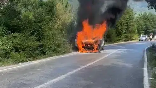 Bartın İnkumu yolunda seyir halindeki araç yanarak kül oldu