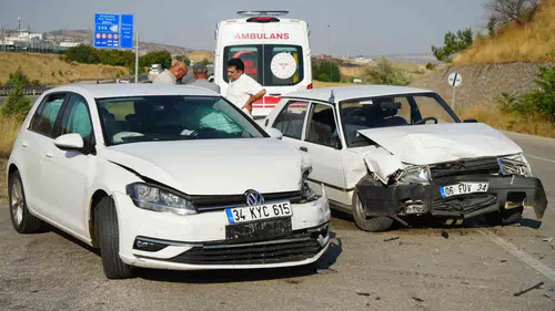 Kırıkkale'de otomobiller çarpıştı 5 kişi hastaneye kaldırıldı