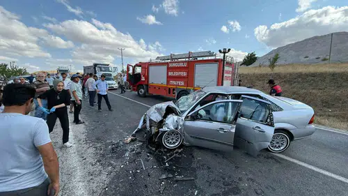 Çorum’da iki otomobil kafa kafaya çarpıştı 7 yaralı