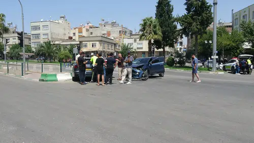 Kilis’te otomobiller kavşakta çarpıştı 4 kişi hastaneye kaldırıldı