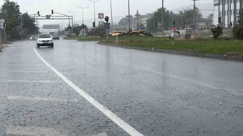 Bolu trafiğinde aniden bastıran sağanak çilesi