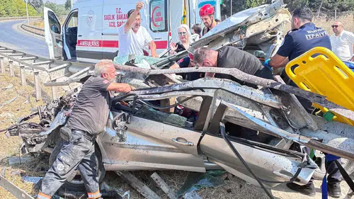 Bursa'da feci kaza Bariyerlere çarpan araçta iki kişi sıkıştı