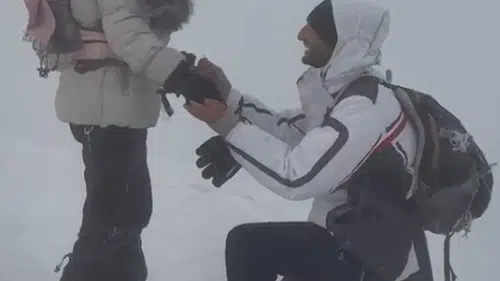 Zirvede aşk rüzgarı Ağrı Dağı'nda unutulmaz evlilik teklifi