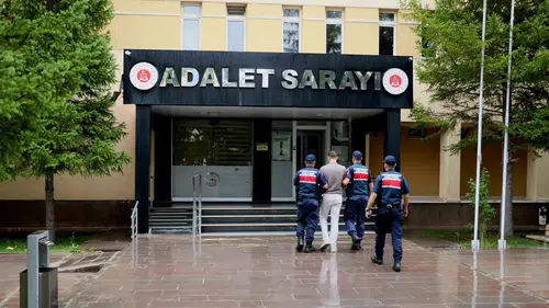 Kardeşinin kimliğiyle kaçmaya çalışırken jandarmaya yakalandı