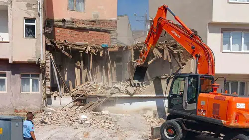 Bayburt'ta terk edilmiş binalar temizleniyor