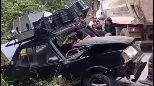 Dehşet anları: Hafriyat kamyonu ile otomobil çarpıştı, 6'sı çocuk 9 kişi yaralandı