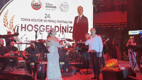 Başkan sahnede Arzu Akça'ya eşlik etti, festival alanı alkıştan inledi