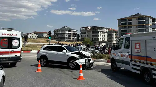 Kavşakta cip ve otomobil çarpıştı, 3 kişi hastanede