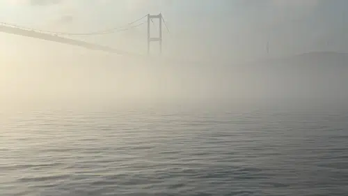 İstanbul Boğazı'nda yoğun sis deniz trafiğini durdurdu