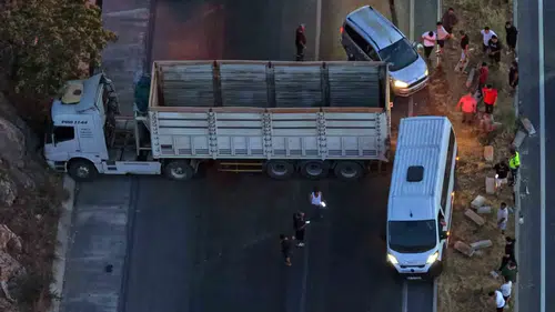 Yatağan’da tır kazası trafiği kilitledi