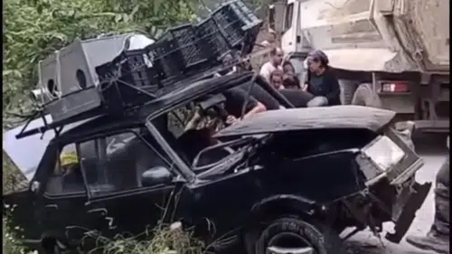 Hatay'da hafriyat kamyonu ve otomobil çarpıştı 9 kişi hastaneye kaldırıldı