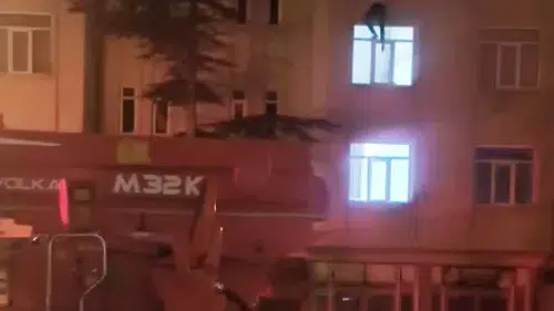 Aksaray'da çatıdan eve girmeye çalışan gencin düşüş anı kamerada