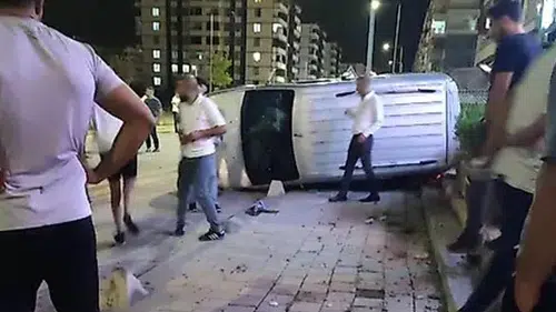 Siirt’te kaldırıma devrilen otomobil faciayı kıl payı atlattı