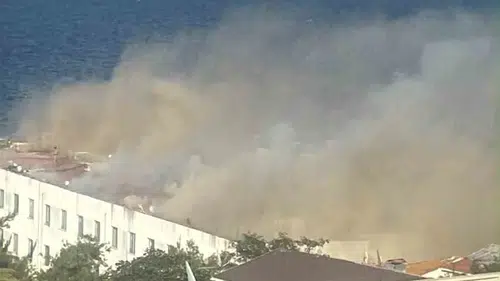 Heybeliada Deniz Harp Okulu binasından dumanlar yükseliyor