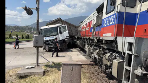 Karabük'te hemzemin geçit kazası Lokomotif ile TIR birbirine girdi