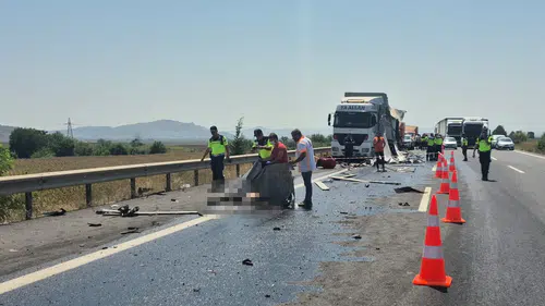 Adana otoyolunda tamir halindeki şoföre kamyon çarptı