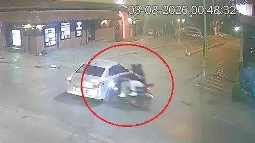 Eskişehir’de gece yarısı motosiklet kazası kamerada