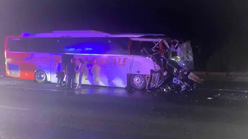 Düzce'de yolcu otobüsü çekiciye çarptı