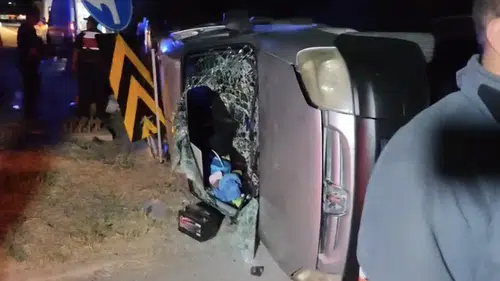 Kavşakta hafif ticari araçlar çarpıştı, 9 kişi yaralandı