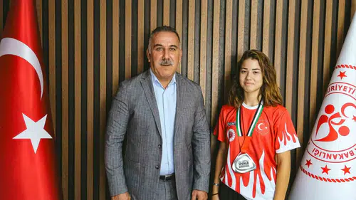 Aydınlı Sude Nas Çavultu dünya ikincisi olarak kürsüye çıktı