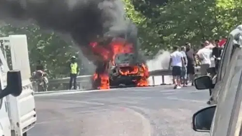 Seydikemer yolunda yanan araç trafiği kilitledi