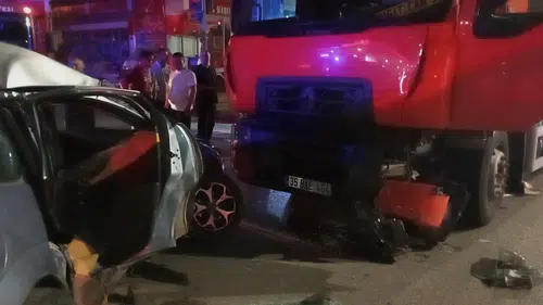 Samsun Çarşamba yolunda kamyon ve otomobil çarpıştı