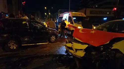 Bursa'da gece yarısı trafik kazası 7 kişi hastaneye kaldırıldı