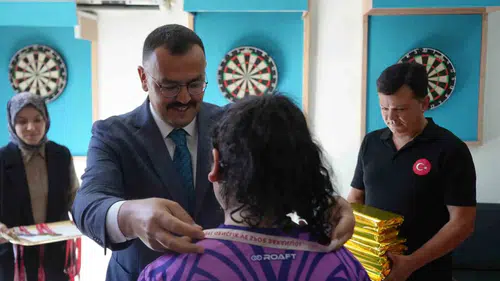 Adliye koridorlarından dart sahasına: Başsavcıdan genç sporculara anlamlı destek
