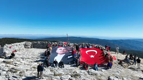 Kazdağları’nın zirvesinde 104 yıllık gurur: Sarıkız’da bayrak nöbeti değişti