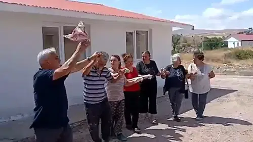 Sivas'ta yarım asırlık okul binası köylülerin omuzlarında yeniden hayat buldu