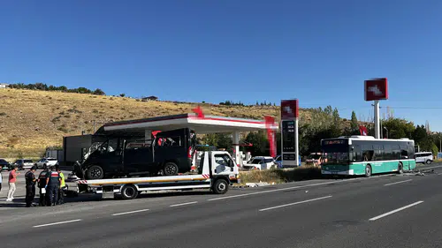 Kayseri yolunda sabah dehşeti: Fransa'dan gelen araç duraktaki otobüse daldı