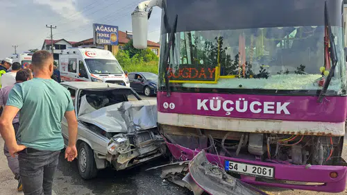 Akyazı yolunda sabah saatlerinde dehşet anları: Otobüs ve otomobil çarpıştı