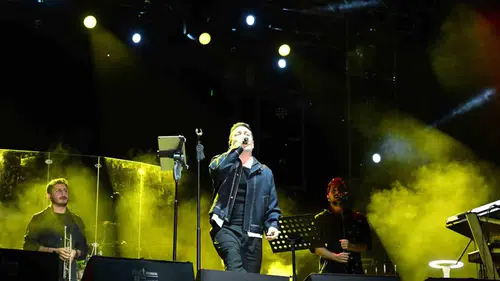 Oğuzhan Koç'un Edirne konserinde sigara krizi: Şarkısını kesti, tepkisini gizlemedi