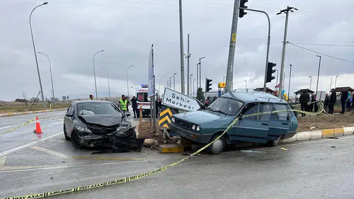 Kütahya'da kavşak dehşeti: Güvenlik kameralarına yansıyan feci kazada 2 can kaybı