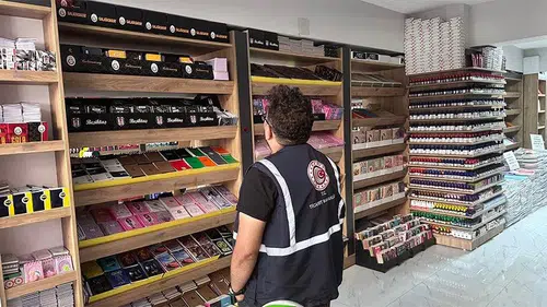 Hakkari'de okul alışverişi öncesi etiket ve güvenlik mesaisi