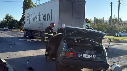 Gediz'de sabah saatlerinde dehşet anları: Otomobil hurdaya döndü