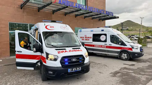 Bor kara yolunda acı bilanço: Mısır yüklü TIR ile hafif ticari araç çarpıştı
