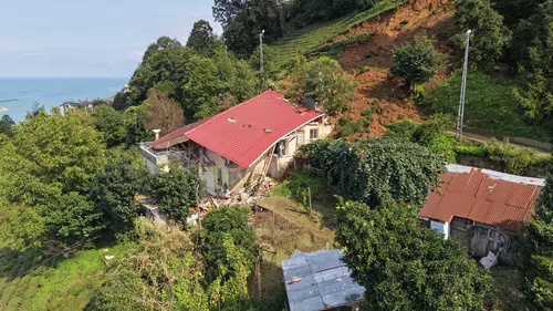 Rize'de selin ardından gelen dehşet: 6 kişilik aile ölümden kıl payı kurtuldu
