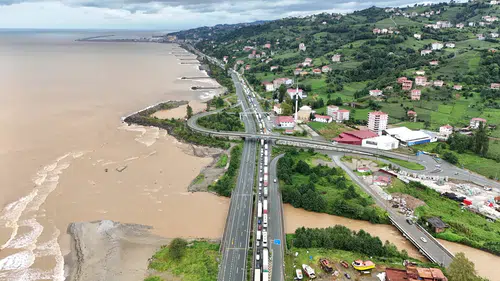 Rize'de doğa alarm verdi: Metrekareye 135 kilogram yağış düştü, Karadeniz'in rengi döndü