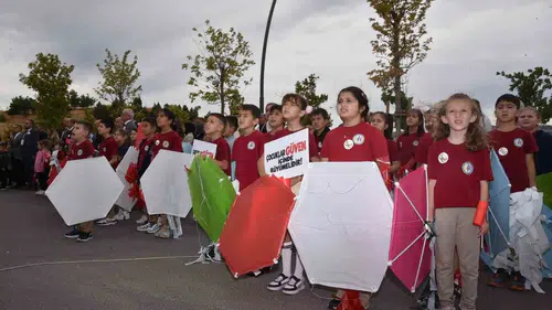 Balıkesir'de Gökyüzü Çocukların Umutlarıyla Renklendi: Uçurtmalar Barış İçin Havalandı