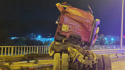 Afyonkarahisar'da dehşet anları: TIR köprüde asılı kaldı