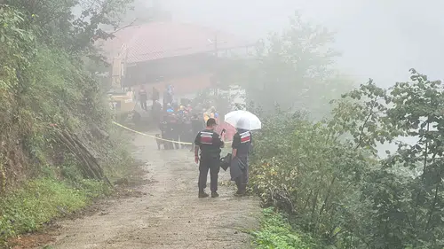 Trabzon'da korkutan heyelan: Beton kırma çalışması yaparken toprak altında kaldı
