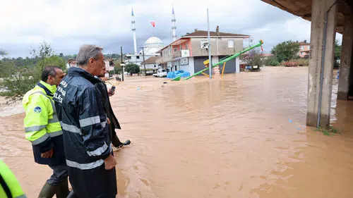 Sakarya'da 27 yılın en büyük felaketi: Dere yatakları taştı, hayat durma noktasına geldi