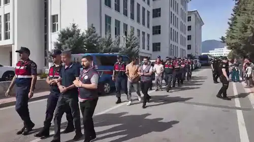 Adliye önünde öfke patlaması: Yakınlarının yüzüne tükürdüler
