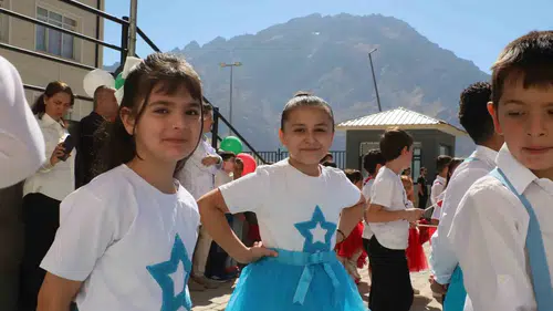 Hakkari'de okul zili barış mesajlarıyla çaldı: Gökyüzü çocuklara kalsın