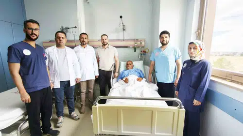82 yaşındaki hastanın mesanesinden çıkanlar doktorları bile şaşırttı
