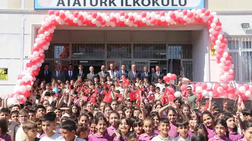 Bingöl'de ders zili heyecanı: Minik öğrencilere çiçekli karşılama
