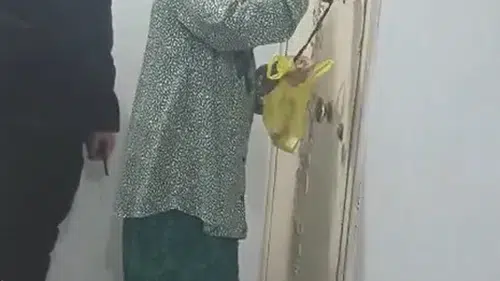 Gece yarısı sokakta kaybolan yaşlı kadından polislere duygulandıran kahve daveti
