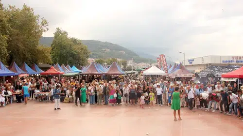 Çınarcık Meydanı'nda dev ziyafet: 4 ton hamsi dakikalar içinde tükendi