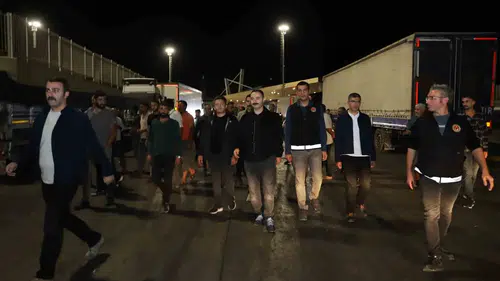 Gürbulak Sınır Kapısı'nda gece mesaisi: Kaymakam Ayvat sahaya indi